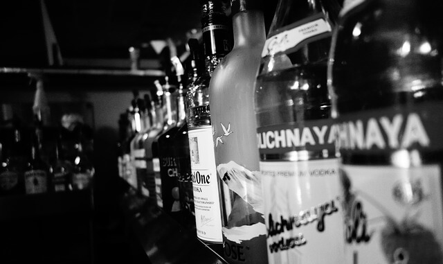 Butelki alkoholu stojące w barze