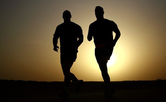 Dwaj biegający mężczyźni