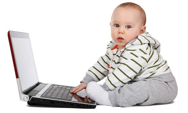 Małe dziecko z komputerem