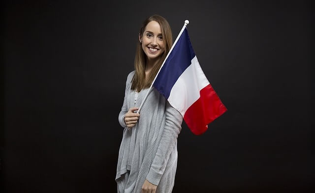 Kobieta trzymająca flagę Francji