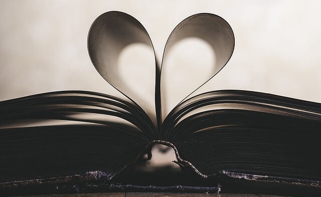 Książka z kartkami w kształcie serca