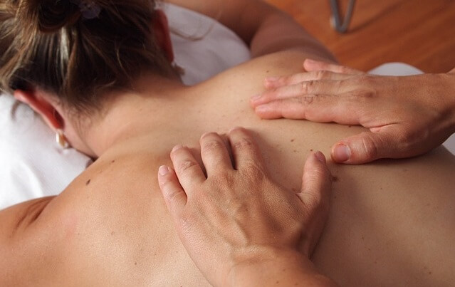 Masaż wykonywany przez masażystę
