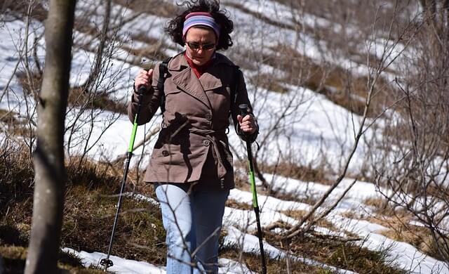 Kobieta uprawiająca nordic walking
