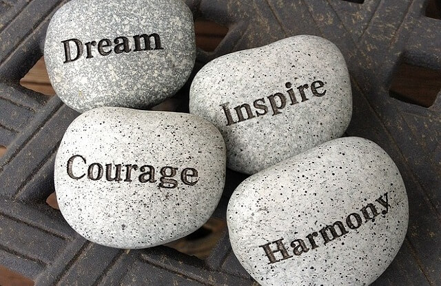 Kamienie z napisami marzenia, inspiracja, harmonia i odwaga