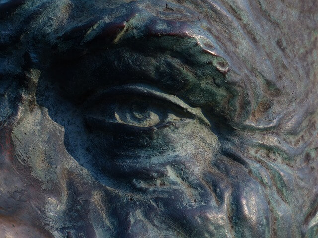Rzeźba przedstawiająca oko starego mężczyzny