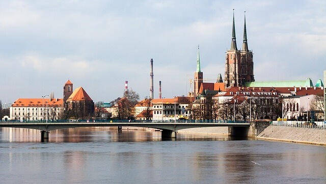 Widok na most i miasto we Wrocławiu