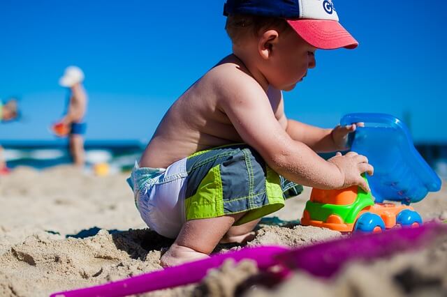 dziecko bawi się na plaży
