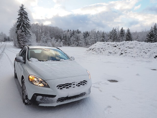 auto na śniegu