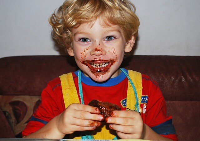 chłopiec kuchnia czekolada