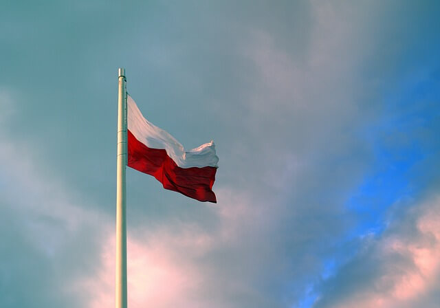 polska flaga łopocząca na wietrze