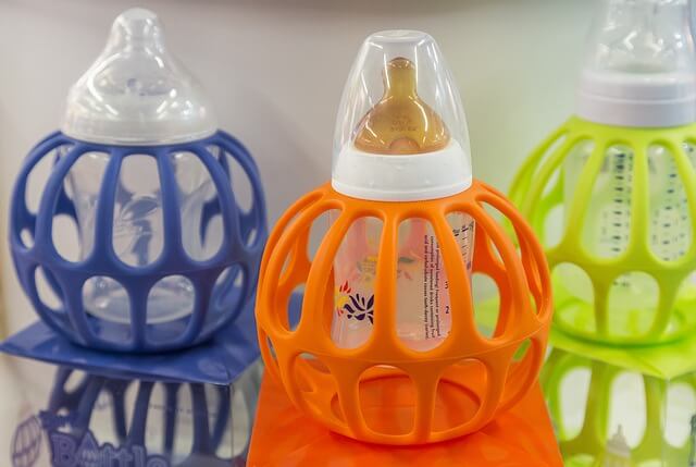 Kolorowe butelki na mleko dla dziecka