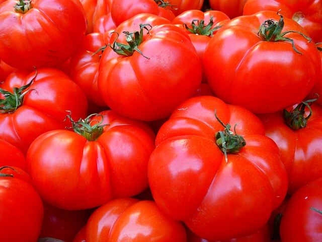 Czerwone pomidory z zielonymi szypułkami