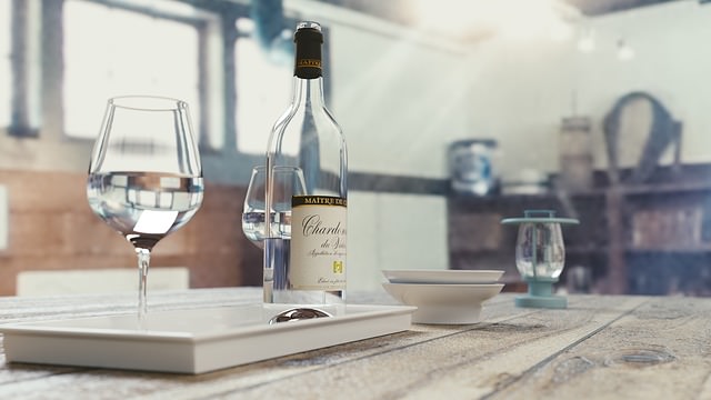 Lampka i butelka wina stojące na białej tacy