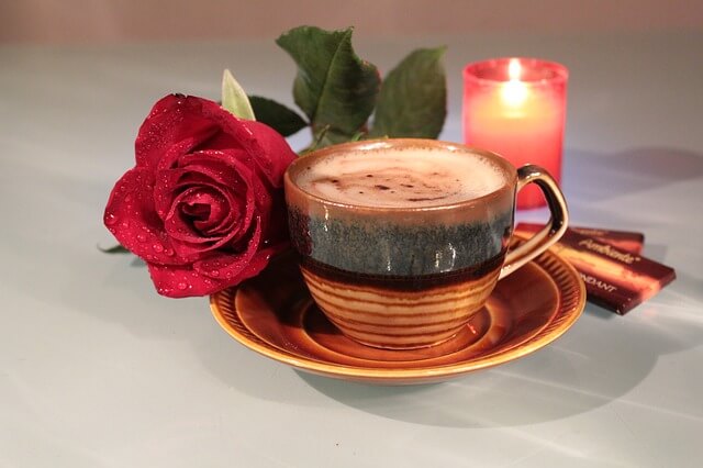 Kawa i róża obok