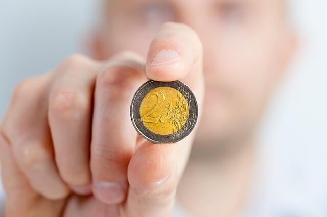 moneta w dłoni
