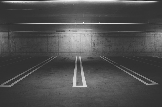 Parking podziemny z posadzką betonową