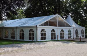 Duży, biały namiot ogrodowy