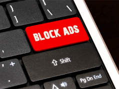 Napis block ads na klawiaturze