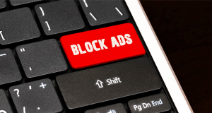Napis block ads na klawiaturze