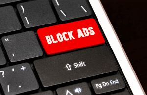 Napis block ads na klawiaturze
