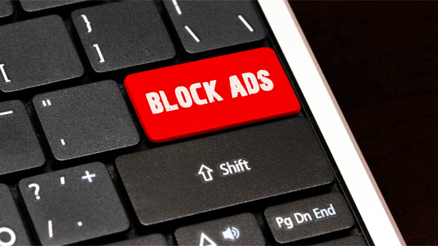 Napis block ads na klawiaturze