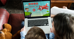 Dzieci ogladaja bajke na laptopie