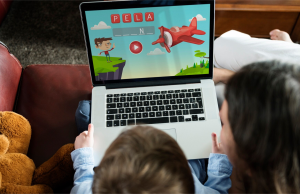 Dzieci ogladaja bajke na laptopie