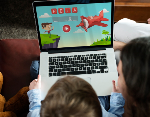 Dzieci ogladaja bajke na laptopie