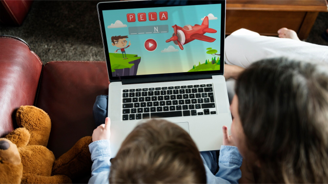 Dzieci ogladaja bajke na laptopie