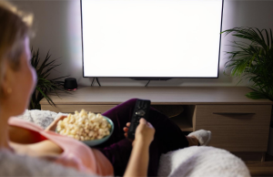 Kobieta wybiera film na telewizorze