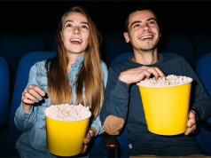 Para ogląda film w kinie