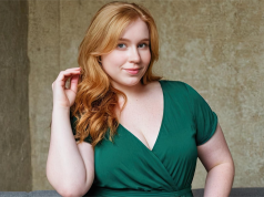 Kobieta w zielonej sukience plus size