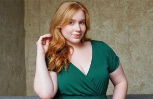 Kobieta w zielonej sukience plus size