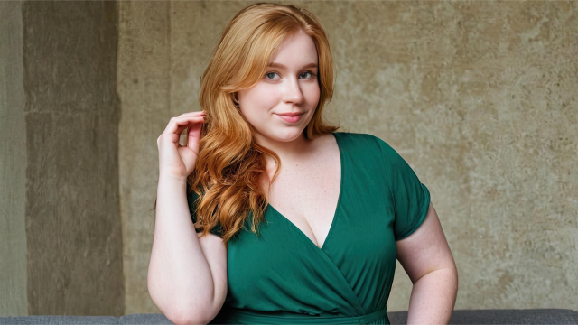 Kobieta w zielonej sukience plus size