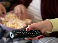 znajomi ogladaja wspolnie film i jedza popcorn