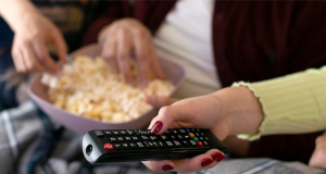 znajomi ogladaja wspolnie film i jedza popcorn