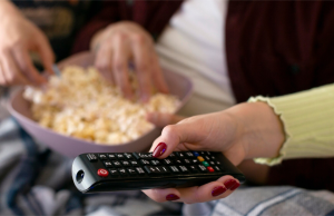 znajomi ogladaja wspolnie film i jedza popcorn