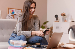 Kobieta robi zakupy online