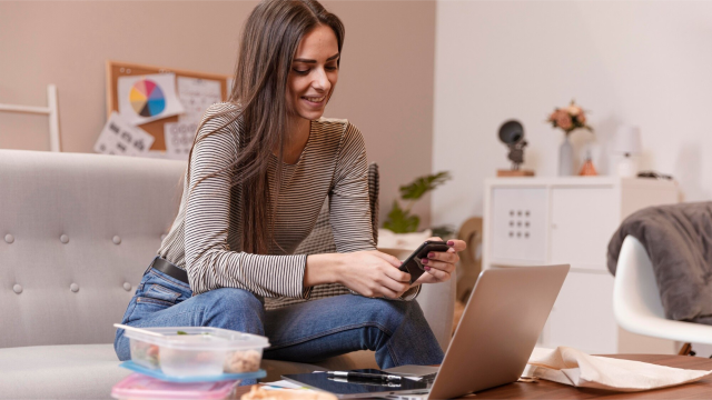 Kobieta robi zakupy online