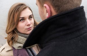 mężczyzna patrzy kobiecie w oczy