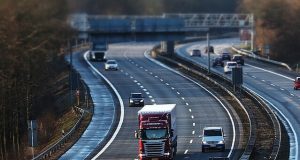 Samochód dostawczy na autostradzie