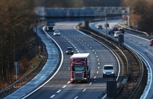 Samochód dostawczy na autostradzie