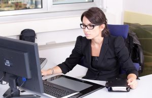 Jaka księgowość w małej firmie? Samodzielnie, biuro rachunkowe czy księgowość online? ksiegowość dla małych firm