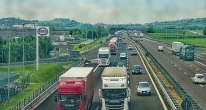 ciężarówki na autostradzie