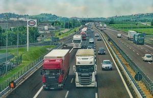 ciężarówki na autostradzie
