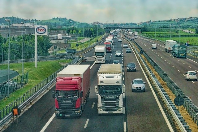 ciezarowki-autostrada ciężarówki na autostradzie