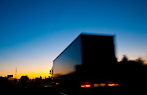 Transport drogowy – jak wybrać firmę? Na co zwrócić uwagę? Liczy się duża flota i działanie 24 godziny na dobę