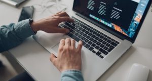 mężczyzna pracujący przy laptopie