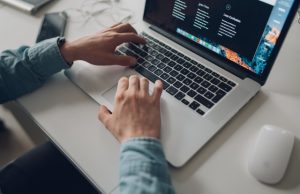 mężczyzna pracujący przy laptopie