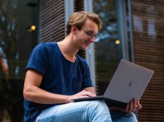 mężczyzna pracujący na laptopie